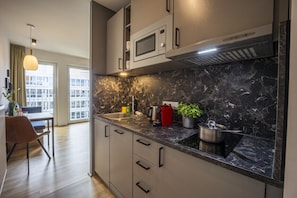 Apartment S - Queen bed | ครัวส่วนตัว | ตู้เย็นขนาดใหญ่, ไมโครเวฟ, เตาประกอบอาหาร, เครื่องล้างจาน
