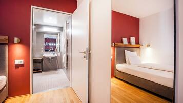 Apartment L - King bed | Allergivenligt sengetøj, skrivebord, arbejdsområde til bærbare computere