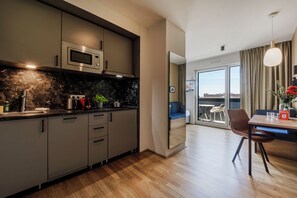 Estudi | Cuina privada | Frigorífic gran, microones, placa de cuina i rentaplats 