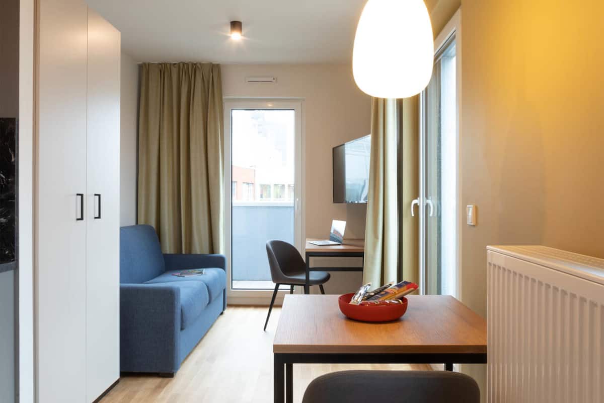 Monolocale (Comfy Apartment) | Area soggiorno | Smart TV 43 pollici con canali via cavo, TV, pavimenti riscaldati