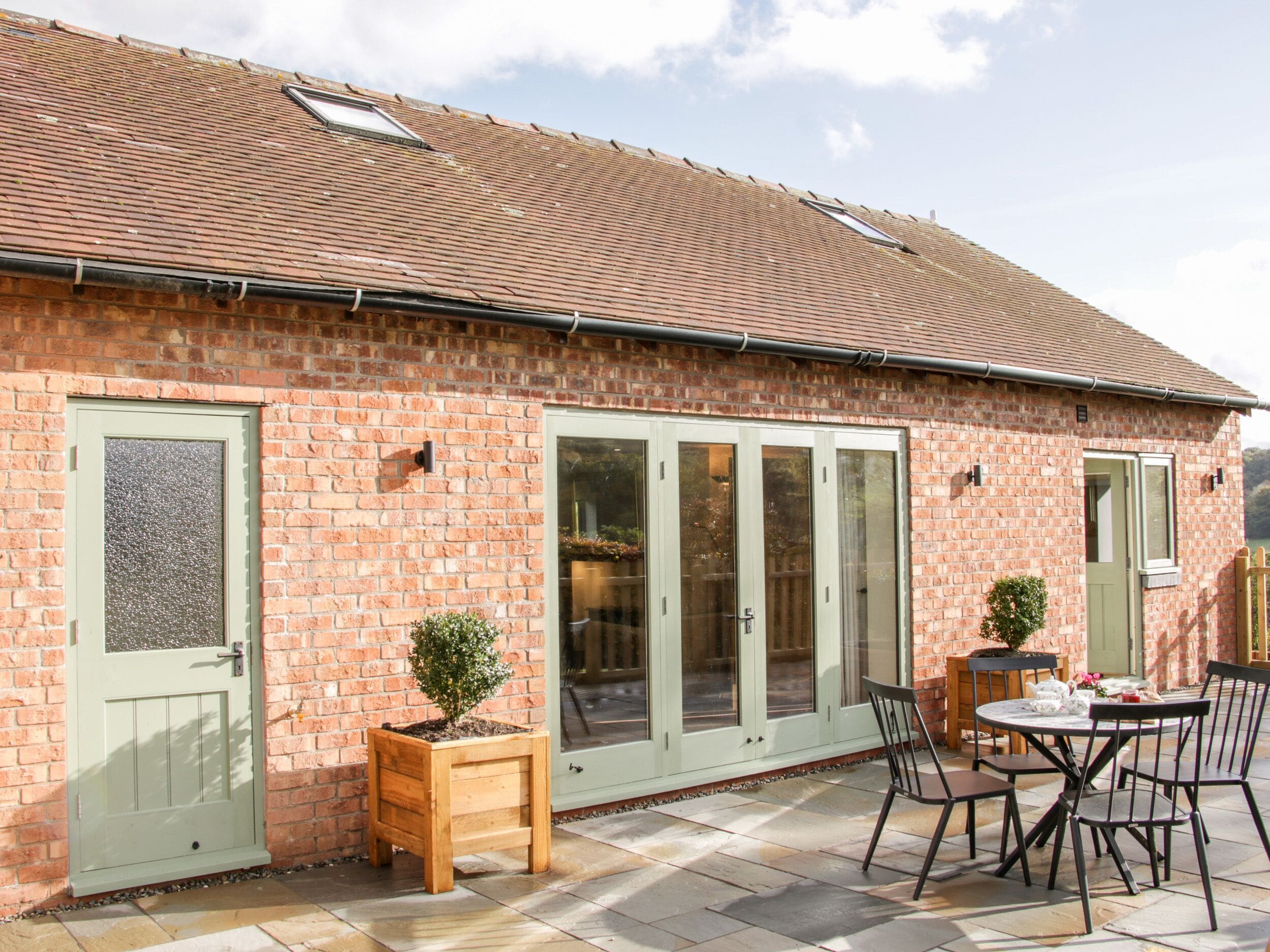 CONKERS' COTTAGE, pet friendly, with a garden in Church Stretton