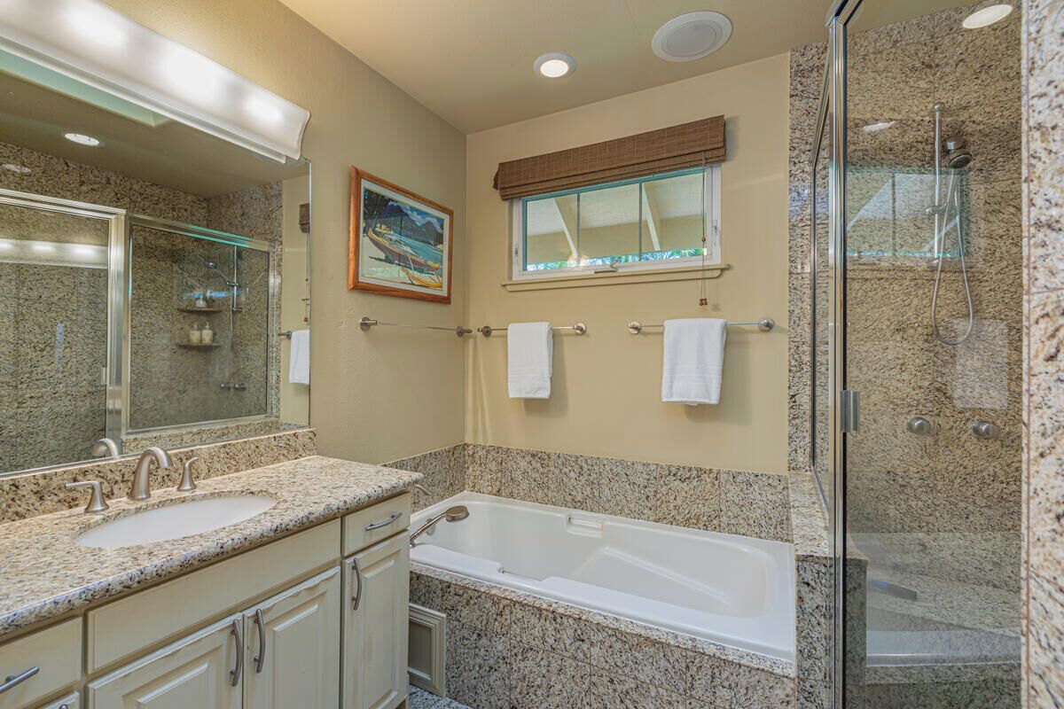 Luxury Beachfront Home in Haena - Photo 27