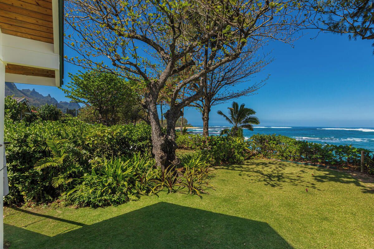 Luxury Beachfront Home in Haena - Photo 14