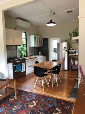 Private kitchen - Country Cottage perfect for families (Healesville)