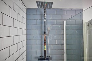 Cottage | Badkamer | Een bad/douchecombinatie, gratis toiletartikelen, een haardroger