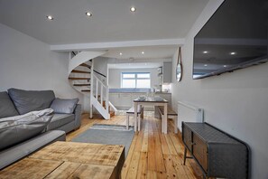 Cottage | Woonruimte | Een flatscreentelevisie