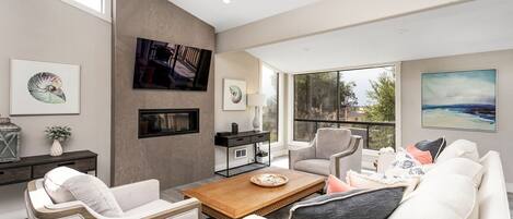 Smart-TV, Kamin, Streaming-Dienste, Drucker