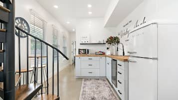 Réfrigérateur, micro-ondes, cafetière/bouilloire, serviettes en papier