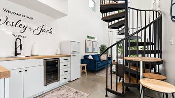 Réfrigérateur, micro-ondes, cafetière/bouilloire, serviettes en papier