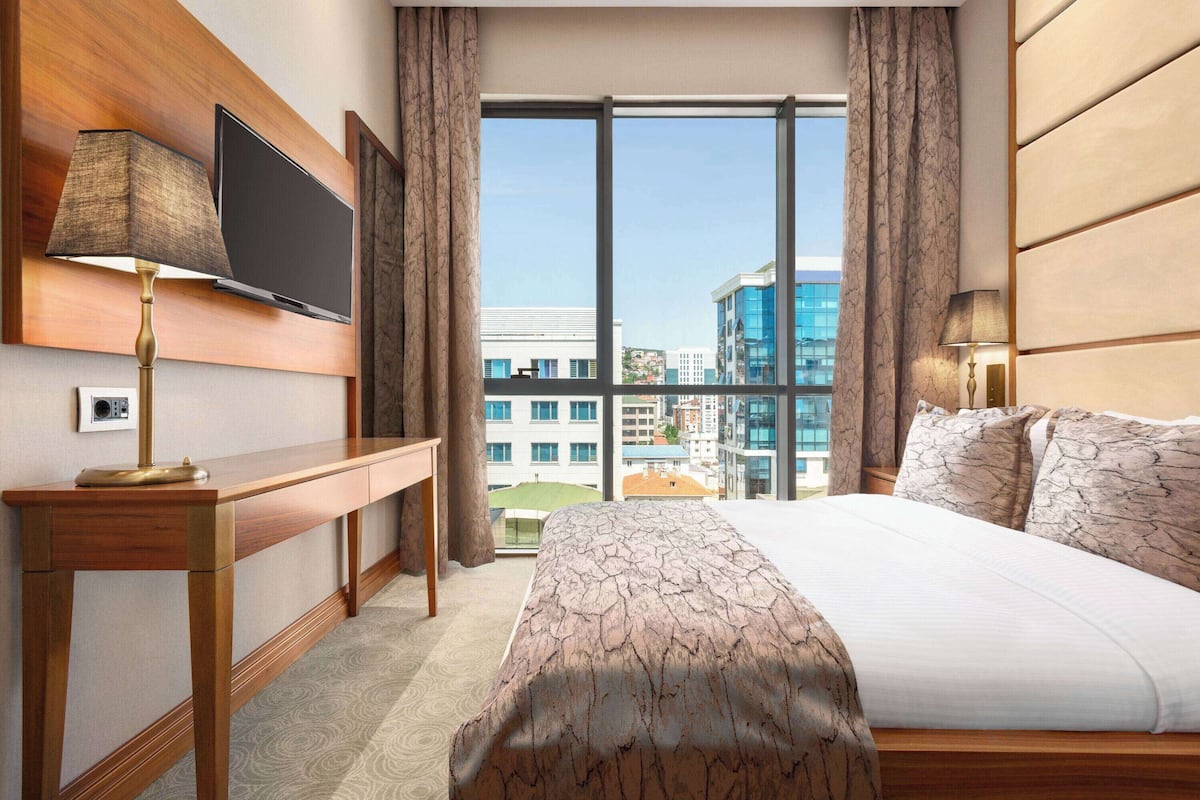 Standard Room, 1 Double Bed, Non Smoking, City View | Minibar, in-room safe, desk, laptop workspace