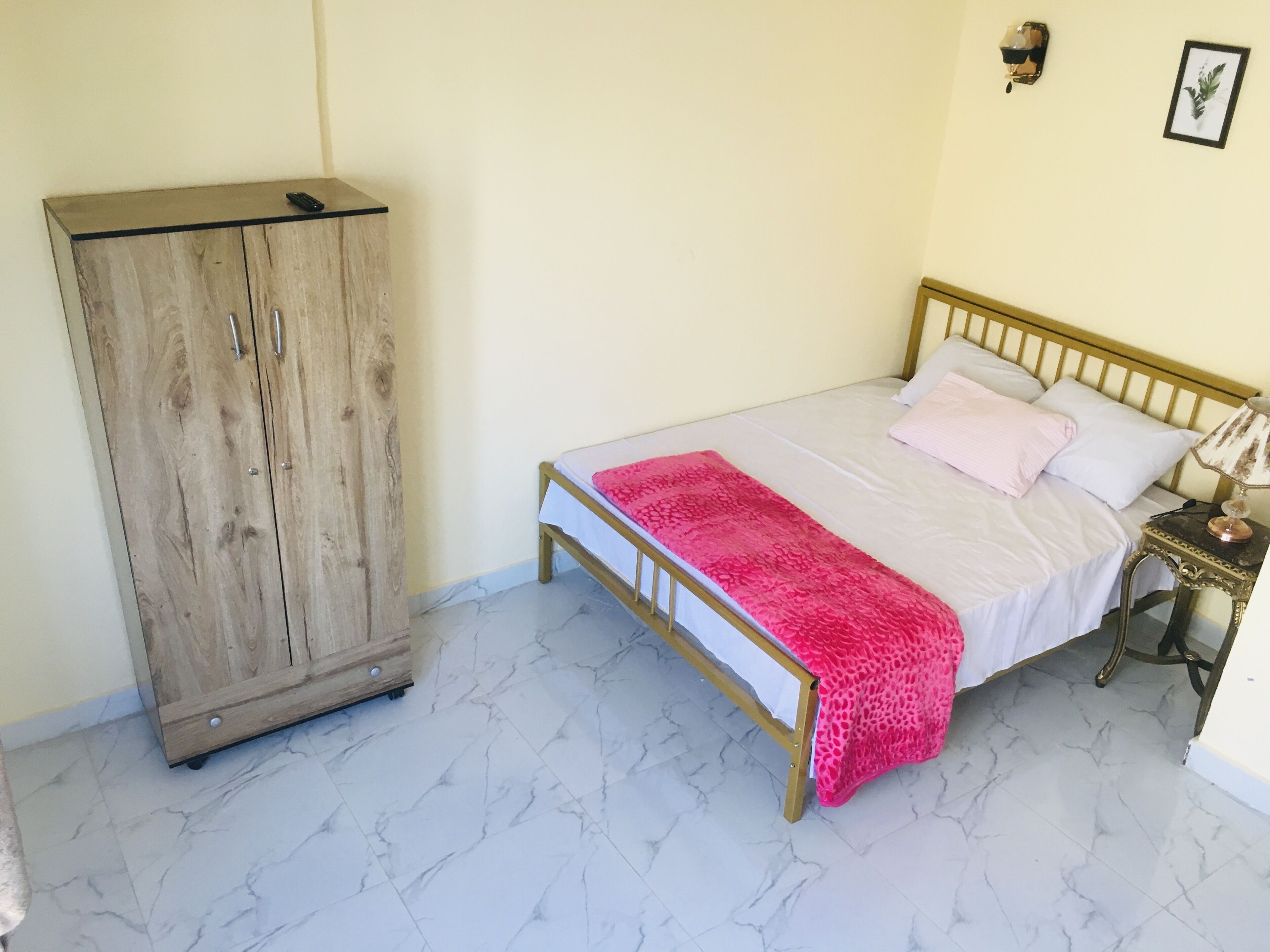 Ein Schlafzimmer mit einem Bett, einem Kleiderschrank und einem Nachttisch.