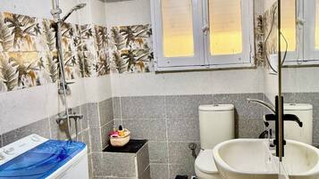Bañera con ducha, bañera profunda, cabezal de ducha con hidromasaje
