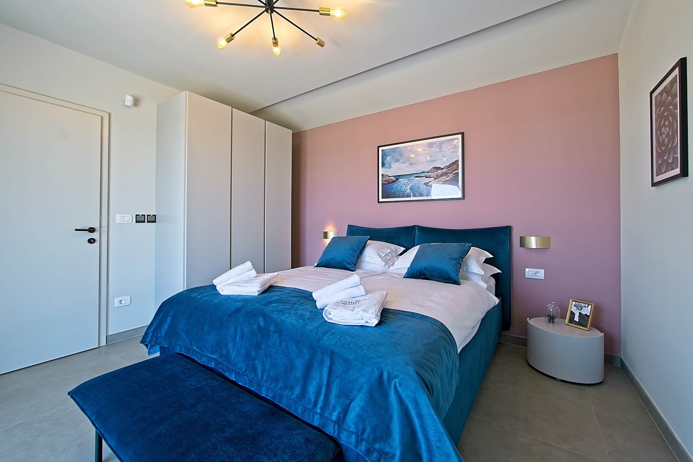 3 bedrooms, in-room safe, desk, iron/ironing board
