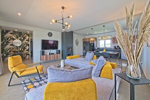Fernseher, Kamin, DVD-Player, Musikbibliothek