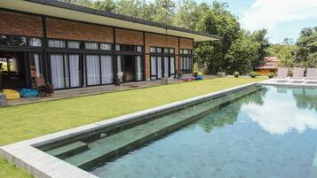 室外游泳池,開放時間為 07:00 至 22:30,提供日光浴躺椅