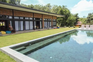 Una piscina al aire libre (de 07:00 a 22:30), tumbonas