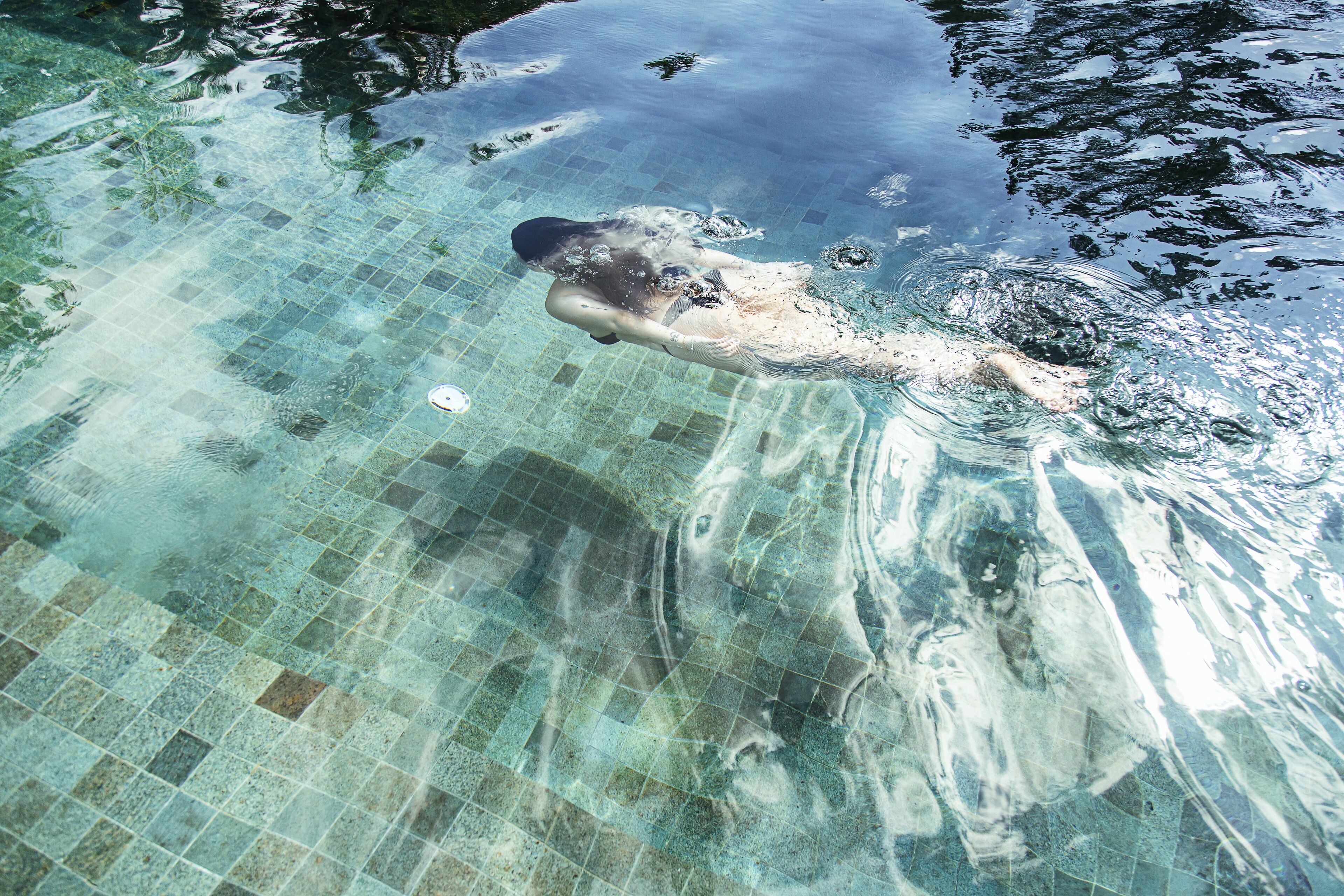Piscine extérieure, chaises longues