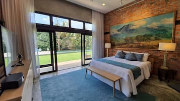 Premium Suite | In-room safe, soundproofing, iron/ironing board, free WiFi