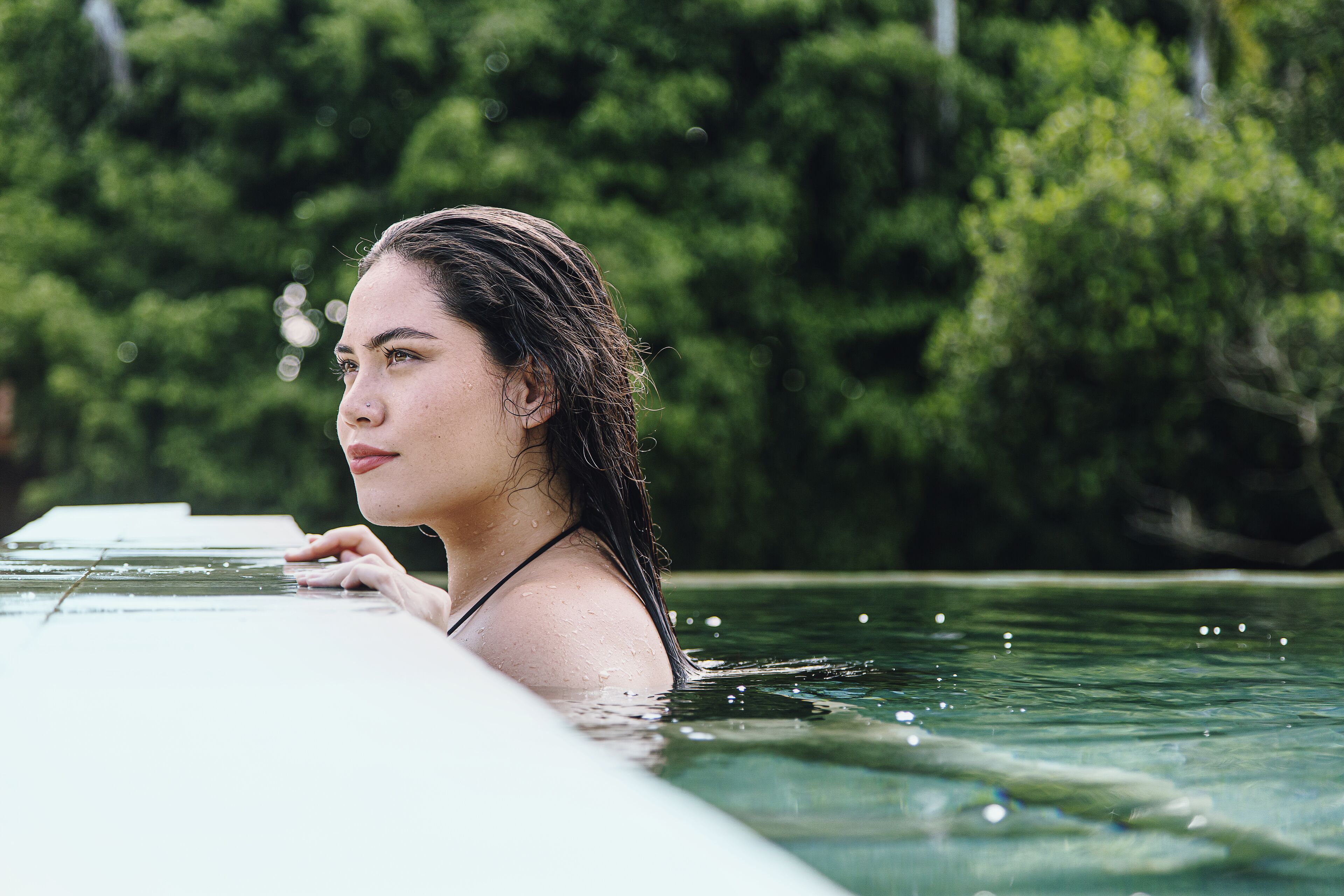 Utomhuspool med öppettider 07.00 till 22.30, och solstolar