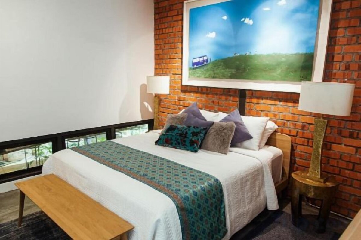 In-room safe, soundproofing, iron/ironing board, free WiFi