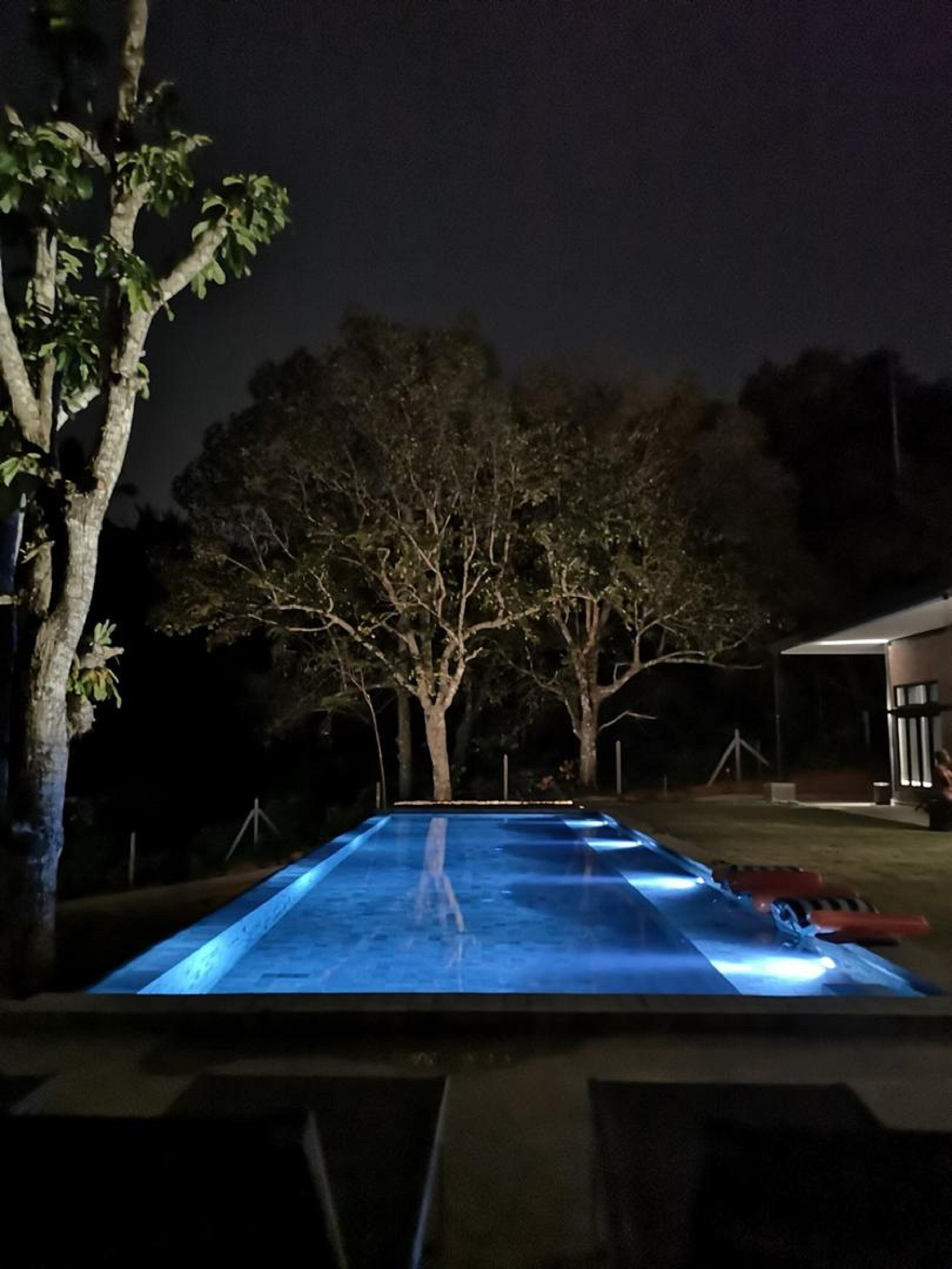 Udendørs pool, åben fra kl. 07.00 til kl. 22.30, liggestole