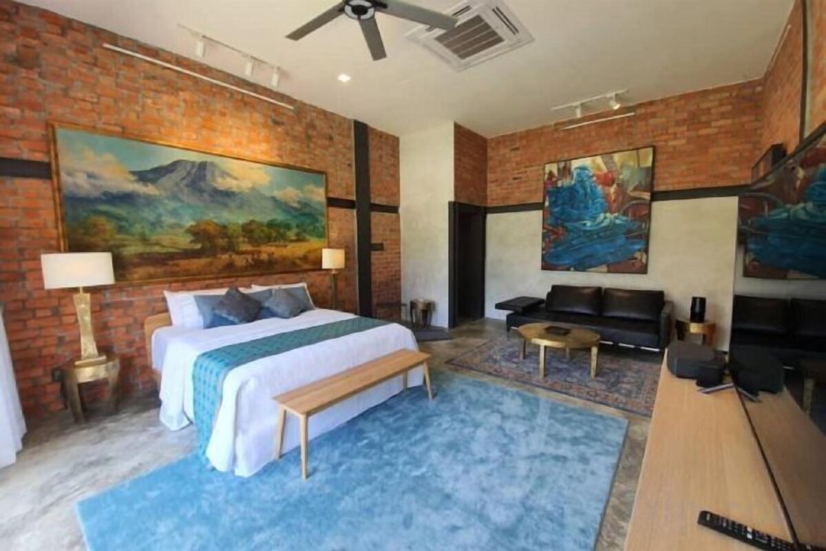 In-room safe, soundproofing, iron/ironing board, free WiFi