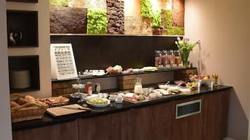Tägliches Frühstücksbuffet (9 EUR pro Person)