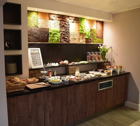 Desayuno buffet (EUR 9 por persona) 