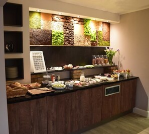 Se ofrece un desayuno bufé (9 EUR por persona)