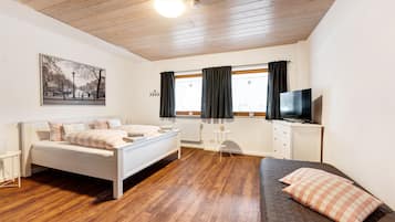 3 bedrooms, iron/ironing board, travel crib, free WiFi