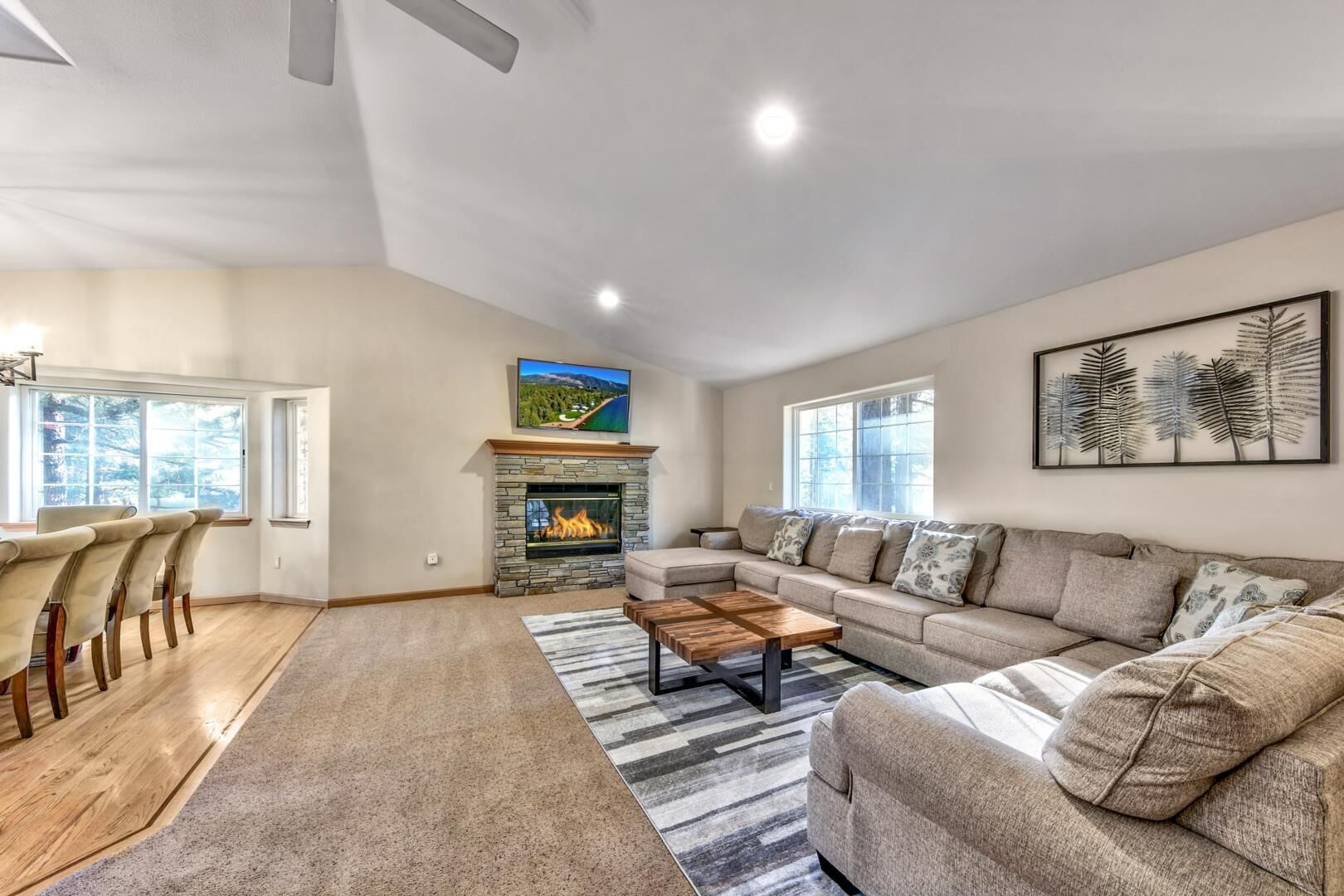 New Listing! Backyard trailhead, pool table, hot tub, 2 masters - Happy Hiker