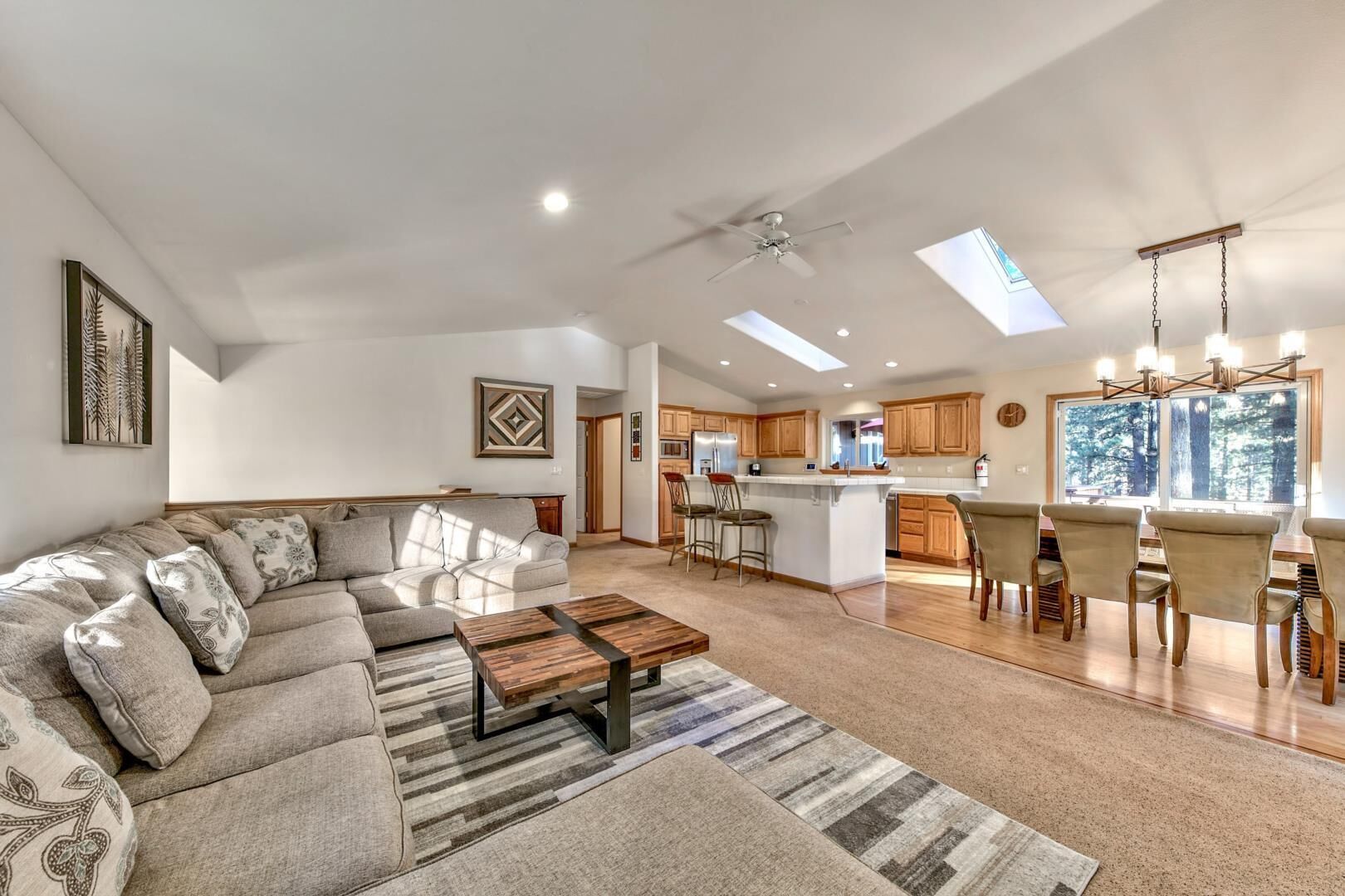 New Listing! Backyard trailhead, pool table, hot tub, 2 masters - Happy Hiker