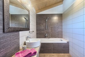 Badewanne, Haartrockner, Handtücher, Seife