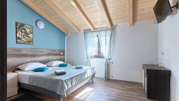 5 bedrooms, iron/ironing board, free WiFi, bed sheets