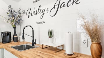 電子レンジ、コーヒー / ティーメーカー、ペーパータオル