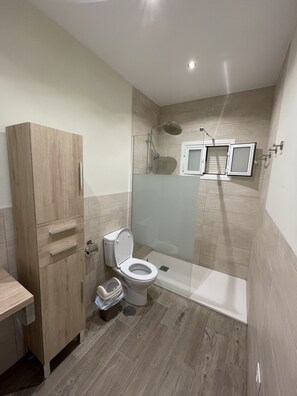 Kombination af bruser/badekar, hårtørrer, håndklæder