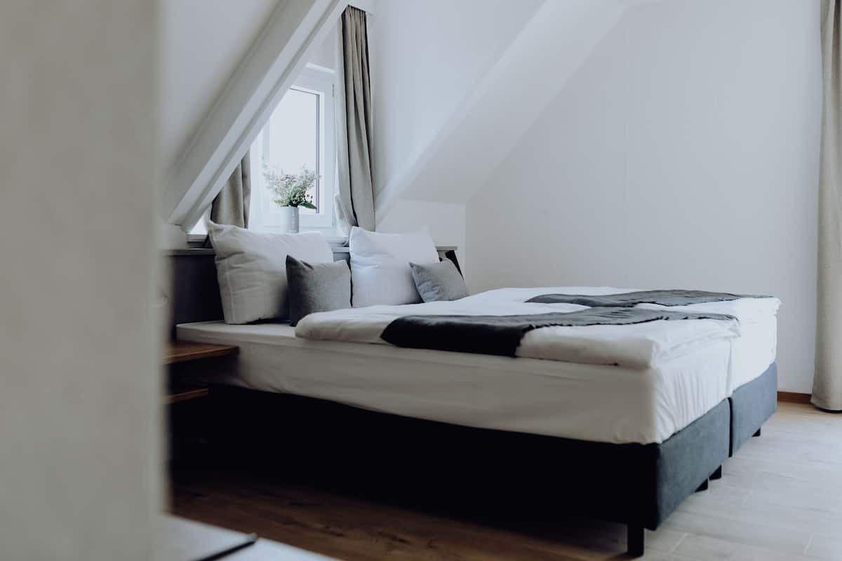 Habitación doble | Caja fuerte, escritorio, cortinas opacas y wifi gratis