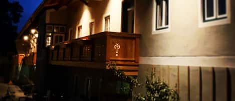 Façade de l’hébergement - soirée/nuit