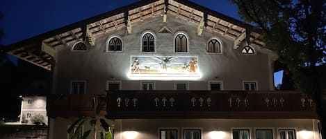 Façade de lâhĂ©bergement â soirĂ©e/nuit