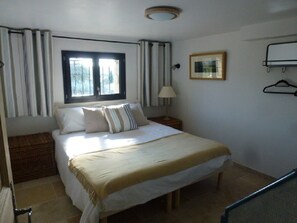2 bedrooms, iron/ironing board, travel cot, free WiFi
