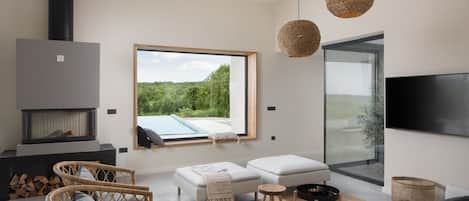 Älytelevisio, takka, kirjoja