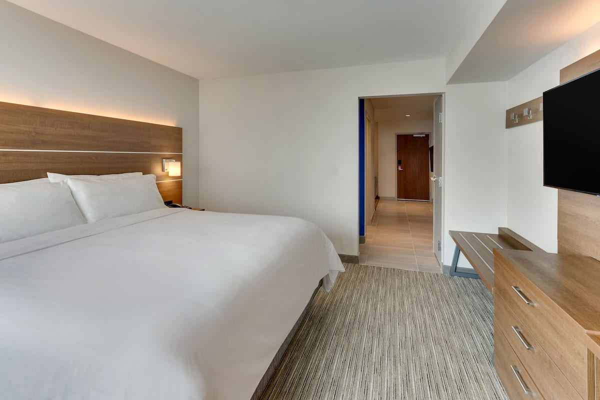 Suite, 1 Bedroom, tab mandi mudah diakses (Mobility) | Peralatan tempat tidur premium, peti besi dalam bilik, meja