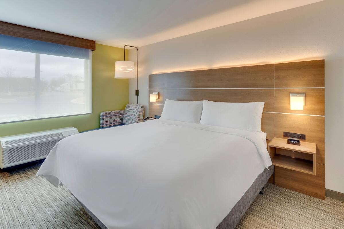 Premium bedding, in-room safe, desk, laptop workspace