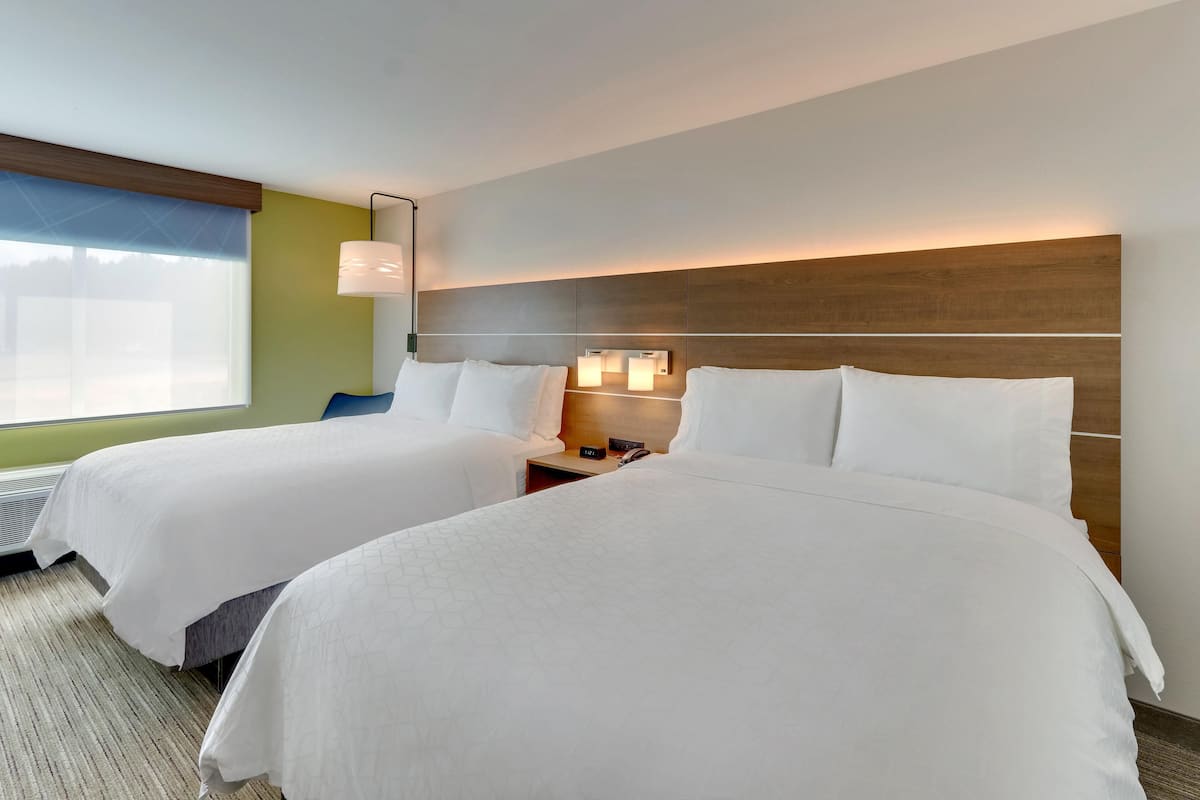 Premium bedding, in-room safe, desk, laptop workspace
