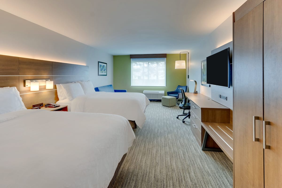 Suite, 2 Bedrooms, Microwave | Peralatan tempat tidur premium, peti besi dalam bilik, meja
