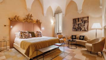 Suite | Brankas, dilengkapi dengan perabotan berbeda-beda, dan meja kerja