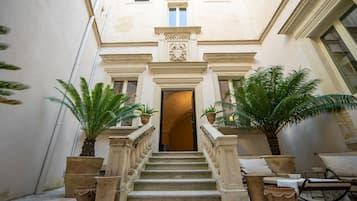 Cour