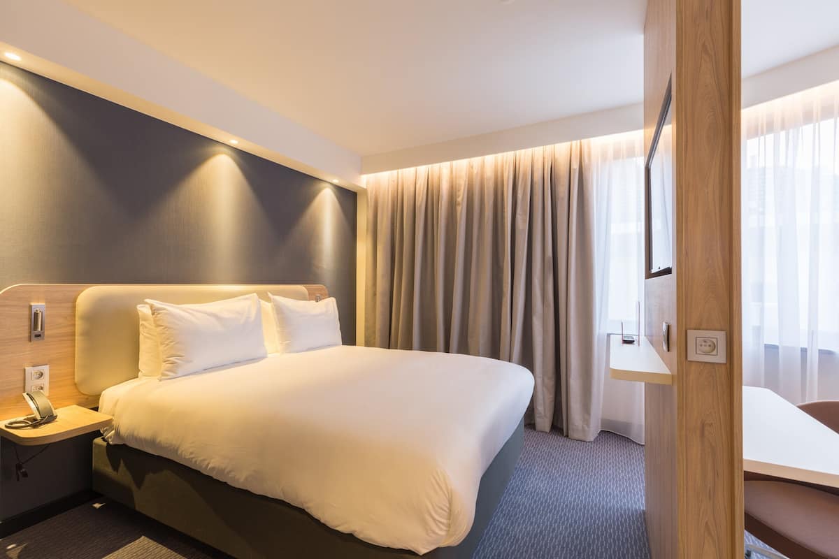 Standard Room, 1 Queen Bed (Extra Floor Space, Breakfast) | 1 bedroom, hypo-allergenic bedding, individually decorated