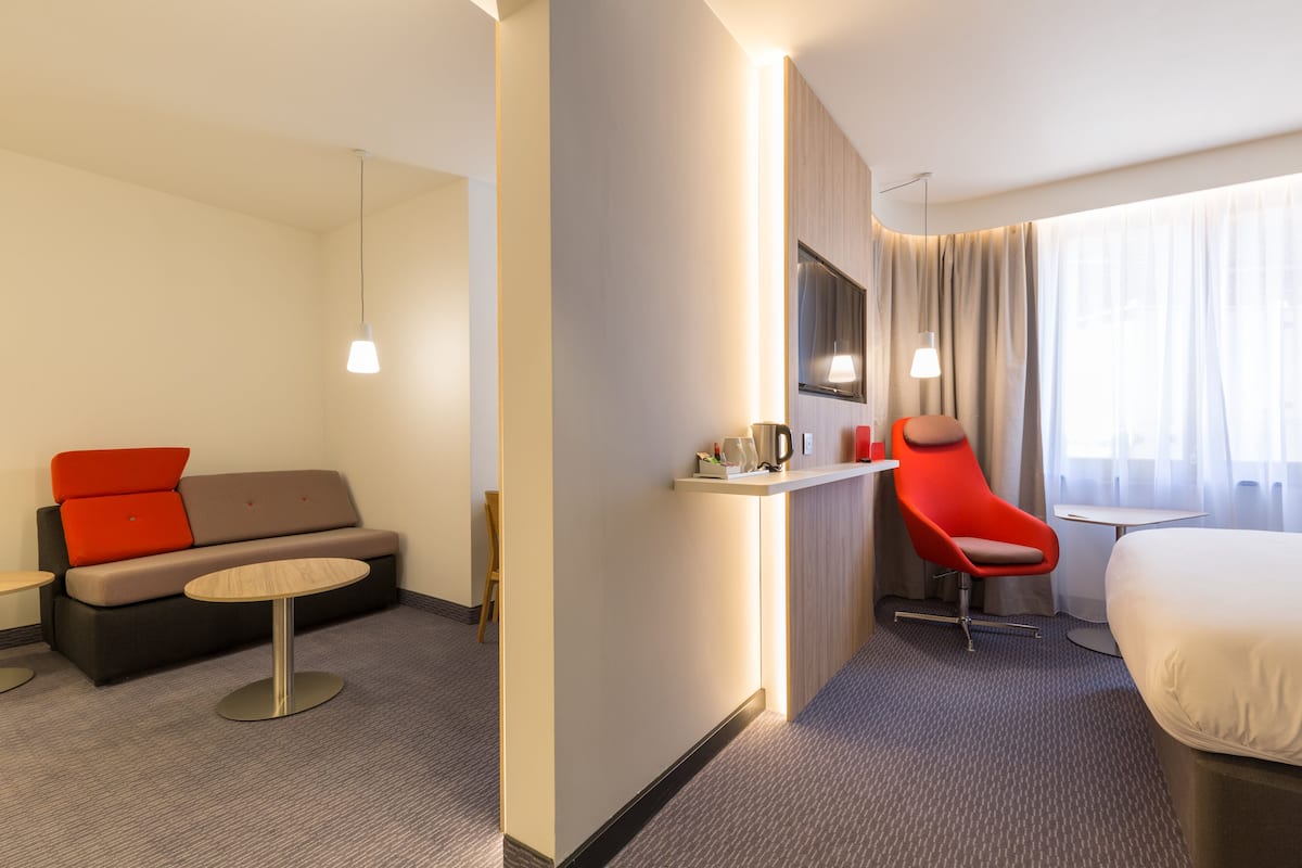 Suite, 1 Bedroom (Free Breakfast) | 1 bedroom, hypo-allergenic bedding, individually decorated