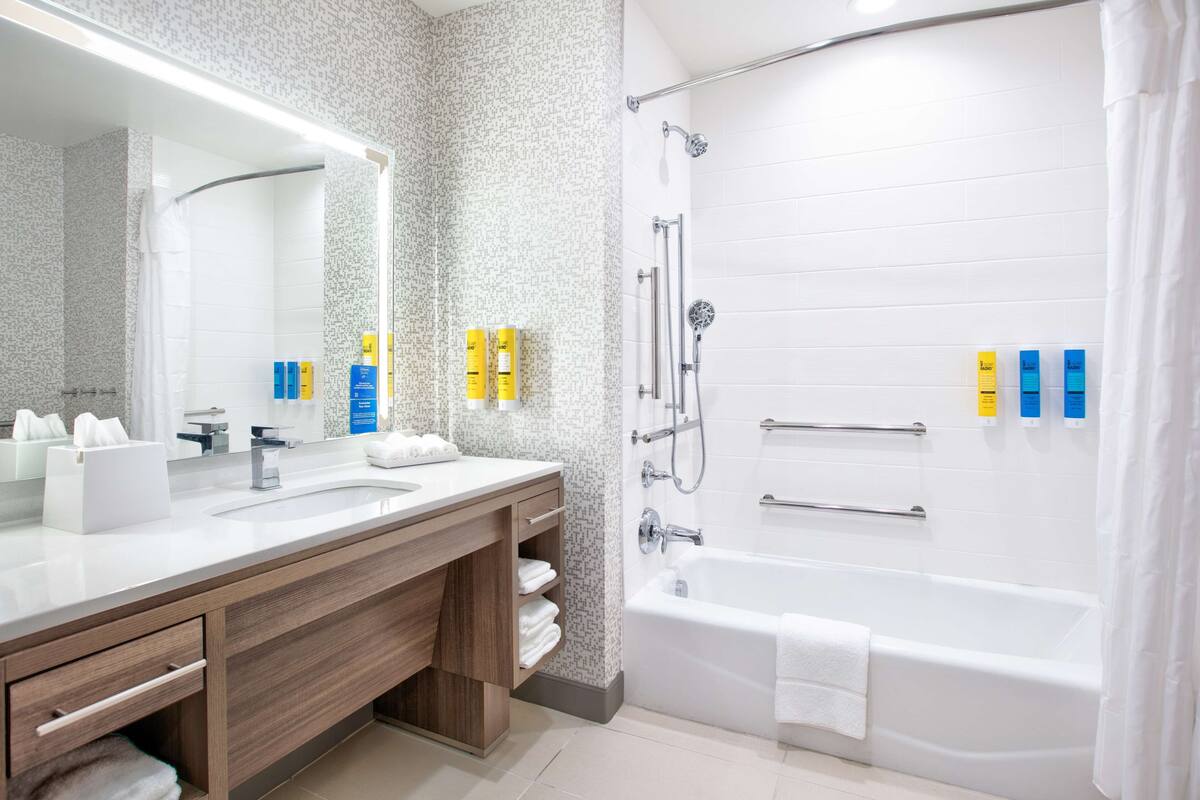 free toiletries, towels